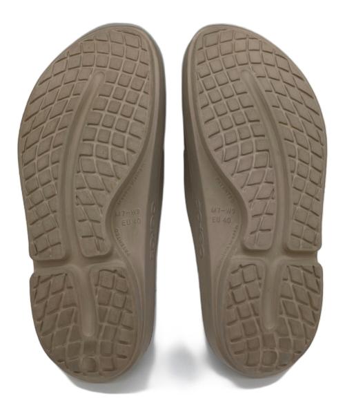 OOFOS（ウーフォス）OOFOS (ウーフォス) リカバリーサンダル/OOmega OOahh 軽量サンダル グレー サイズ:EU40の古着・服飾アイテム