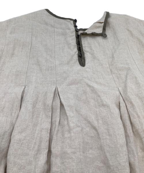 TSUHARU by samansa Mos2（ツハル バイ サマンサモスモス）TSUHARU by Samansa Mos2 (ツハル バイ サマンサモスモス) リネンパイピングワンピース ベージュ×オリーブ サイズ:FREEの古着・服飾アイテム