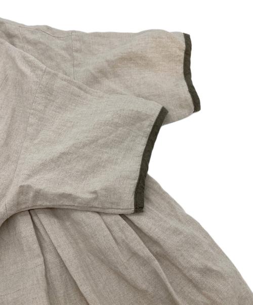 TSUHARU by samansa Mos2（ツハル バイ サマンサモスモス）TSUHARU by Samansa Mos2 (ツハル バイ サマンサモスモス) リネンパイピングワンピース ベージュ×オリーブ サイズ:FREEの古着・服飾アイテム
