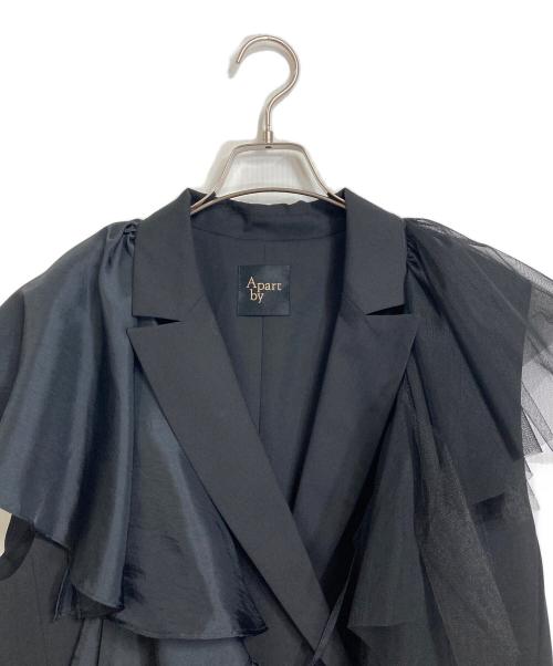 apart by（アパートバイ）apart by (アパートバイ) mi フリルサッシュベスト　ノースリーブジャケット　チュールサッシュ ブラック サイズ:FREE 未使用品の古着・服飾アイテム