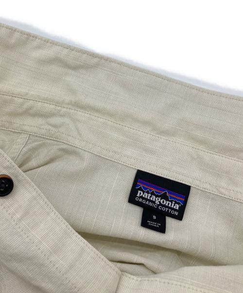 Patagonia（パタゴニア）Patagonia (パタゴニア) L/S ORGANIC COTTON SLUB POPLIN SHIRT  オーガニックコットンスラブぽぷりんスラブポプリンシャツ　長袖シャツ　アウトドア ホワイト サイズ:Sの古着・服飾アイテム