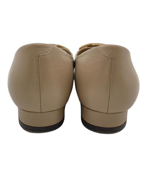 DIANA（ダイアナ）DIANA (ダイアナ) 金具モチーフつきフラットシューズ　フラットパンプス　ローヒール　セレモニー ベージュ サイズ:23EEの古着・服飾アイテム