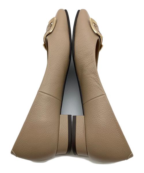 DIANA（ダイアナ）DIANA (ダイアナ) 金具モチーフつきフラットシューズ　フラットパンプス　ローヒール　セレモニー ベージュ サイズ:23EEの古着・服飾アイテム