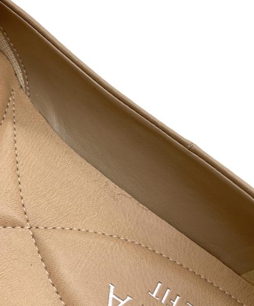 DIANA（ダイアナ）DIANA (ダイアナ) 金具モチーフつきフラットシューズ　フラットパンプス　ローヒール　セレモニー ベージュ サイズ:23EEの古着・服飾アイテム