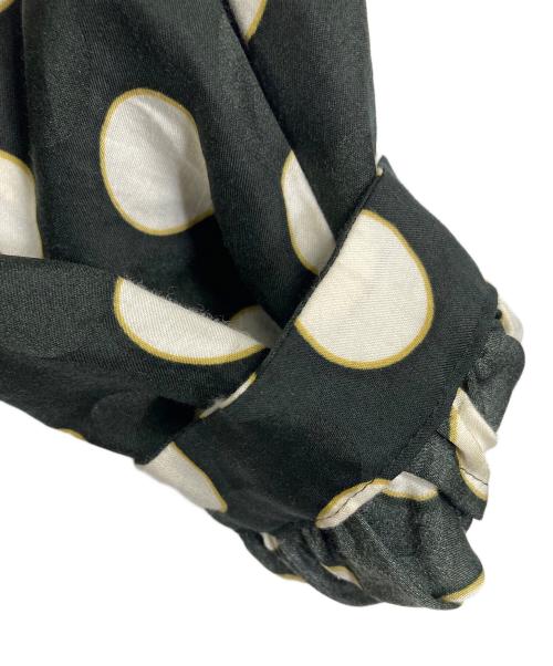 TOMORROW LAND（トゥモローランド）TOMORROW LAND (トゥモローランド) ドゥーブルドットプリント バンドカラーブラウス　セレモニー　日本製　 ブラック サイズ:36の古着・服飾アイテム