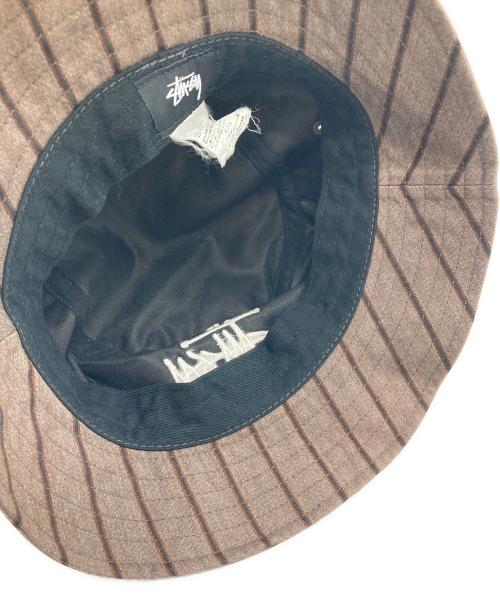 stussy（ステューシー）stussy (ステューシー) ストックロゴバケットハット ベージュ サイズ:Lの古着・服飾アイテム