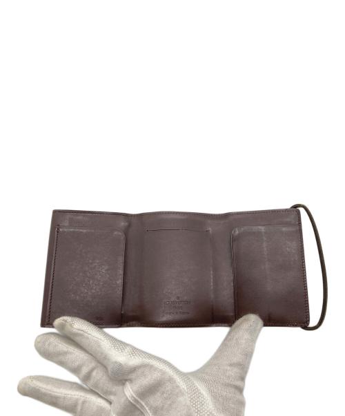 LOUIS VUITTON（ルイ ヴィトン）LOUIS VUITTON (ルイ ヴィトン) エピ 三つ折り財布 ポルトフォイユ エラスティック モカ　ウォレット　ミニウォレット　コンパクト ブラウン サイズ:実寸参照の古着・服飾アイテム