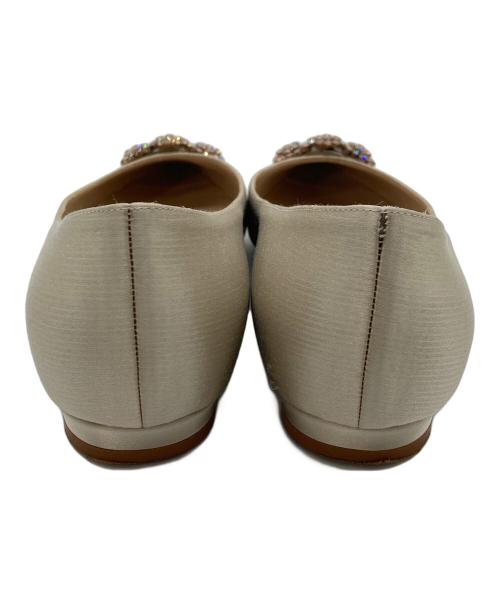 Manolo Blahnik（マノロブラニク）Manolo Blahnik (マノロブラニク) HANGISIフラットパンプス　ビジュー付パンプス　ローヒールパンプス　イタリア製 ベージュ サイズ:34 1/2の古着・服飾アイテム