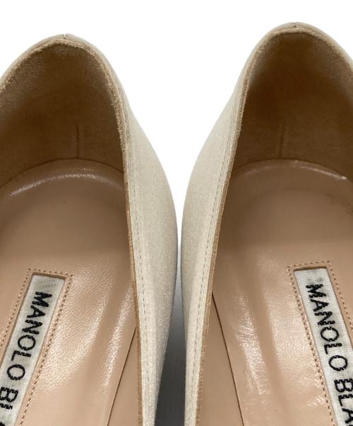 Manolo Blahnik（マノロブラニク）Manolo Blahnik (マノロブラニク) HANGISIフラットパンプス　ビジュー付パンプス　ローヒールパンプス　イタリア製 ベージュ サイズ:34 1/2の古着・服飾アイテム