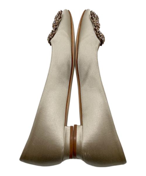Manolo Blahnik（マノロブラニク）Manolo Blahnik (マノロブラニク) HANGISIフラットパンプス　ビジュー付パンプス　ローヒールパンプス　イタリア製 ベージュ サイズ:34 1/2の古着・服飾アイテム