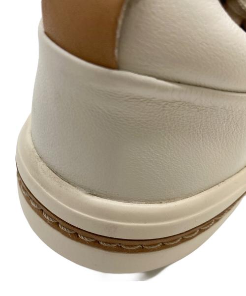 CLARKS（クラークス）CLARKS (クラークス) Hollyhock Walk  ホリーホックウォーク　スニーカー　カジュアルシューズ　軽量 ホワイト サイズ:US 5 1/2の古着・服飾アイテム