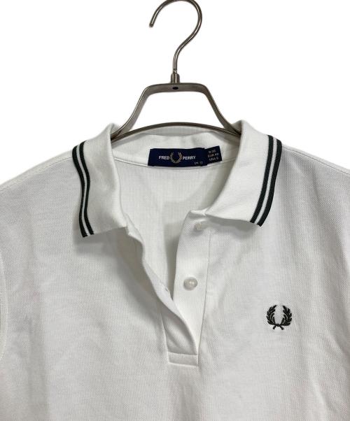 FRED PERRY（フレッドペリー）FRED PERRY (フレッドペリー) ポロシャツ　The Twin Tipped Shirt   半袖シャツ　ワンポイント刺繍シャツ ホワイト×グリーン サイズ:UK12の古着・服飾アイテム