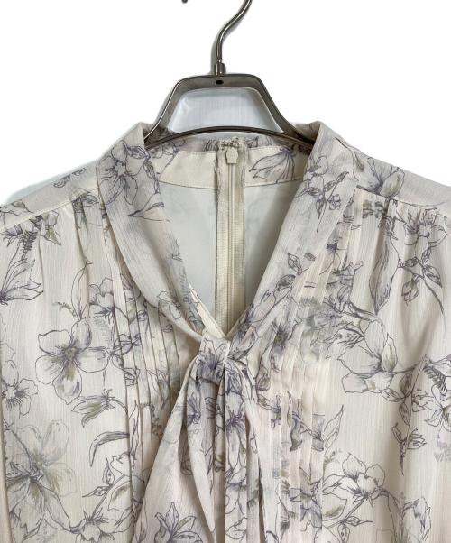 JUSGLITTY（ジャスグリッティー）JUSGLITTY (ジャスグリッティー) 7分袖ボウタイプリーツワンピース　ブラウスワンピース　ロングワンピース　花柄　フラワープリント ベージュ サイズ:1の古着・服飾アイテム