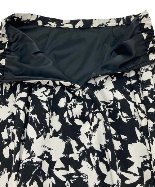 UNTITLED（アンタイトル）UNTITLED (アンタイトル) モザイクフラワー柄スカート　ロングスカート　総柄　花柄　日本製　セレモニー ブラック×ホワイト サイズ:01/Sの古着・服飾アイテム