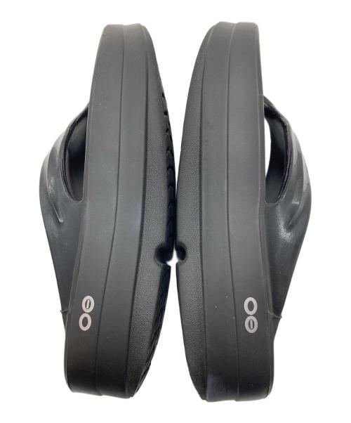 OOFOS（ウーフォス）OOFOS (ウーフォス) 厚底リカバリーサンダル　トングサンダル　ビーチサンダル ブラック サイズ:W8の古着・服飾アイテム