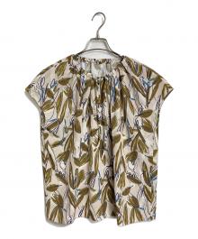TOMORROW LAND（トゥモローランド）の古着「アロエリーフプリント ドローストリングボウタイブラウス　ノースリーブブラウス　総柄」｜ベージュ×グリーン