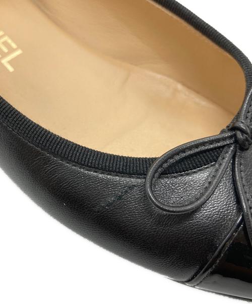 CHANEL（シャネル）CHANEL (シャネル) リボン付バレエシューズ　フラットシューズ　パンプス　ローヒール　イタリア製 ブラック サイズ:35 1/2の古着・服飾アイテム