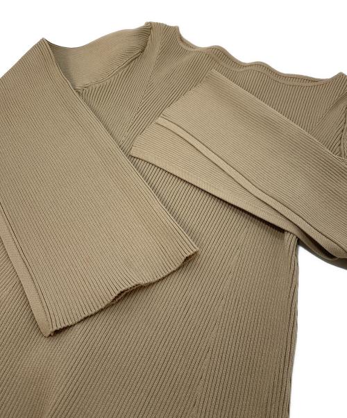 anuans（アニュアンス）anuans (アニュアンス) ティアードデザインスリットニットワンピース ベージュ サイズ:FREEの古着・服飾アイテム