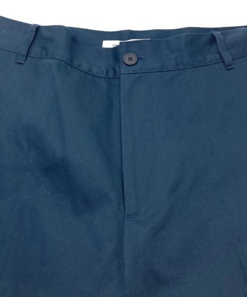 maison kitsune（メゾンキツネ）MAISON KITSUNE (メゾンキツネ) バック刺繍ロゴセンタープレスパンツ チノパンツ STRAIGHT CHINO ネイビー サイズ:38の古着・服飾アイテム