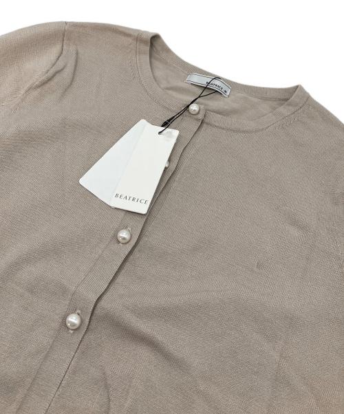 BEATRICE（ベアトリス）BEATRICE (ベアトリス) パールカーディガン ベージュ サイズ:M 未使用品の古着・服飾アイテム