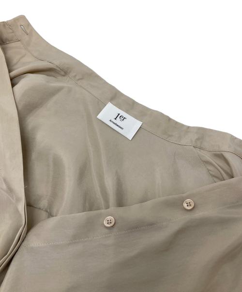 1er Arrondissement（プルミエ アロンディスモン）1er Arrondissement (プルミエ アロンディスモン) プラフィブリルシャツ　長袖シャツ　バンドカラーシャツ　長袖ブラウス　オフィスカジュアル　セレモニー ベージュ サイズ:36の古着・服飾アイテム