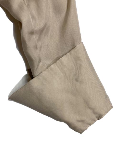 1er Arrondissement（プルミエ アロンディスモン）1er Arrondissement (プルミエ アロンディスモン) プラフィブリルシャツ　長袖シャツ　バンドカラーシャツ　長袖ブラウス　オフィスカジュアル　セレモニー ベージュ サイズ:36の古着・服飾アイテム