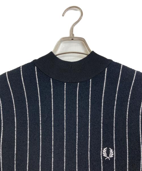 FRED PERRY（フレッドペリー）FRED PERRY (フレッドペリー) ピンストライプニットドレス ワンピース ブークレ加工　ハーフスリーブワンピース　ロングワンピース ブラック×ホワイト サイズ:UK 10の古着・服飾アイテム