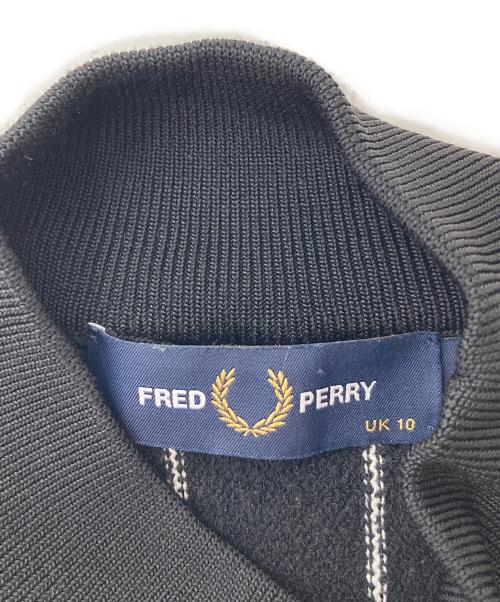 FRED PERRY（フレッドペリー）FRED PERRY (フレッドペリー) ピンストライプニットドレス ワンピース ブークレ加工　ハーフスリーブワンピース　ロングワンピース ブラック×ホワイト サイズ:UK 10の古着・服飾アイテム
