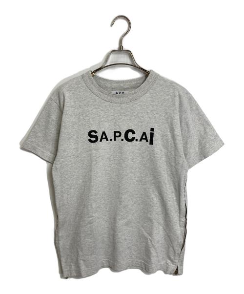 sacai（サカイ）sacai (サカイ) A.P.C. (アーペーセー) SIDE ZIP LOGO TEE サイドジップロゴTシャツ グレー サイズ:XSの古着・服飾アイテム