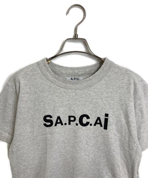 sacai（サカイ）sacai (サカイ) A.P.C. (アーペーセー) SIDE ZIP LOGO TEE サイドジップロゴTシャツ グレー サイズ:XSの古着・服飾アイテム