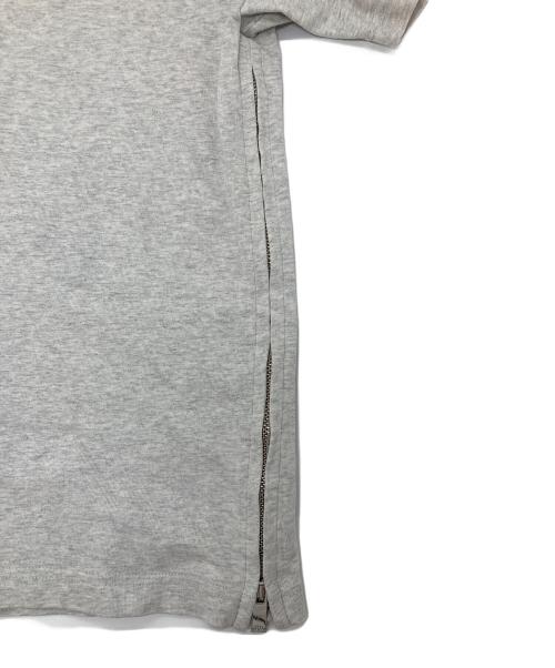 sacai（サカイ）sacai (サカイ) A.P.C. (アーペーセー) SIDE ZIP LOGO TEE サイドジップロゴTシャツ グレー サイズ:XSの古着・服飾アイテム