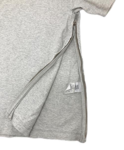 sacai（サカイ）sacai (サカイ) A.P.C. (アーペーセー) SIDE ZIP LOGO TEE サイドジップロゴTシャツ グレー サイズ:XSの古着・服飾アイテム
