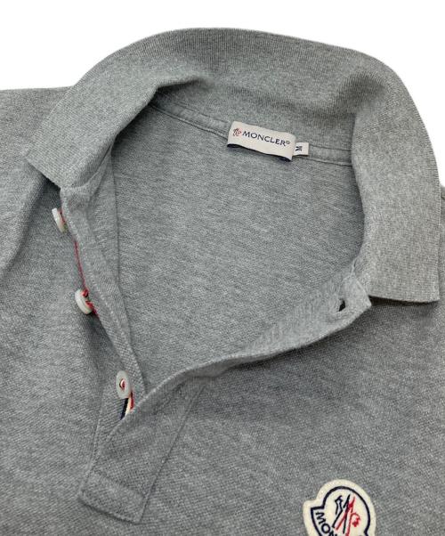 MONCLER（モンクレール）MONCLER (モンクレール) ロゴワッペンポロシャツ　コットンポロシャツ グレー サイズ:Mの古着・服飾アイテム