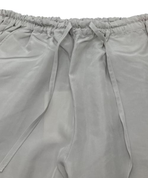 yoli（ヨリ）yoli (ヨリ) シルクパンツ Silk Pants  イージーパンツ　セレモニー　オフィスカジュアル　日本製 グレー サイズ:03 未使用品の古着・服飾アイテム