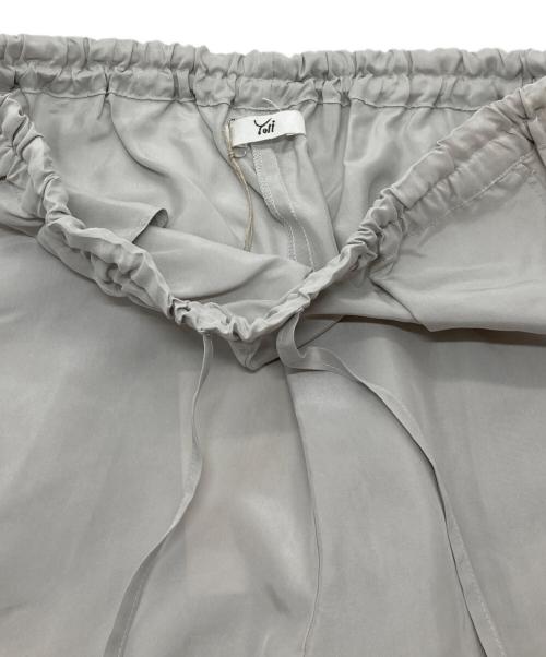 yoli（ヨリ）yoli (ヨリ) シルクパンツ Silk Pants  イージーパンツ　セレモニー　オフィスカジュアル　日本製 グレー サイズ:03 未使用品の古着・服飾アイテム
