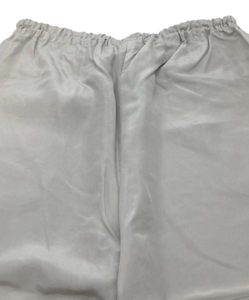 yoli（ヨリ）yoli (ヨリ) シルクパンツ Silk Pants  イージーパンツ　セレモニー　オフィスカジュアル　日本製 グレー サイズ:03 未使用品の古着・服飾アイテム