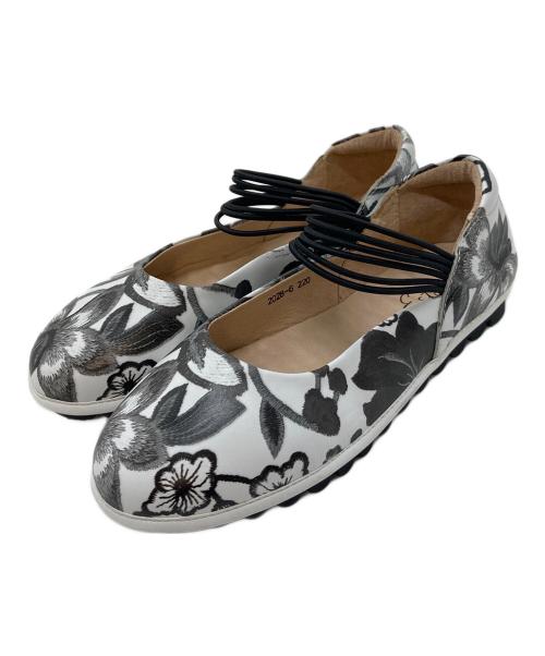 estacion（エスタシオ）ESTACION (エスタシオ) バレエシューズ　フラットシューズ　花柄 ホワイト×ブラック サイズ:22の古着・服飾アイテム
