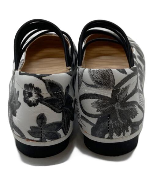 estacion（エスタシオ）ESTACION (エスタシオ) バレエシューズ　フラットシューズ　花柄 ホワイト×ブラック サイズ:22の古着・服飾アイテム