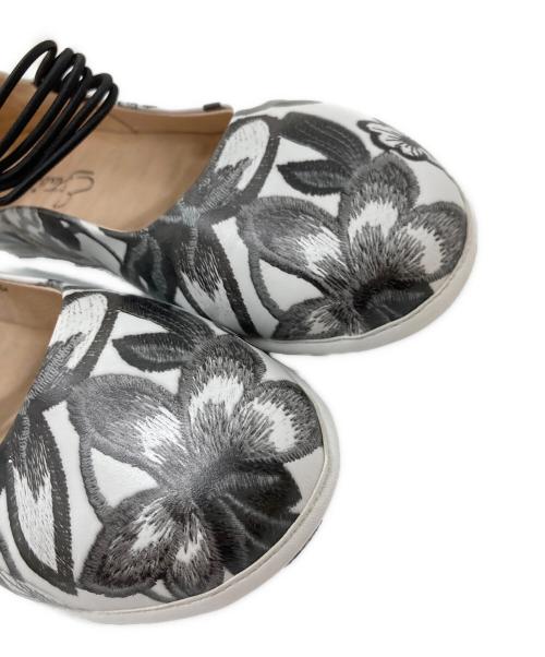 estacion（エスタシオ）ESTACION (エスタシオ) バレエシューズ　フラットシューズ　花柄 ホワイト×ブラック サイズ:22の古着・服飾アイテム