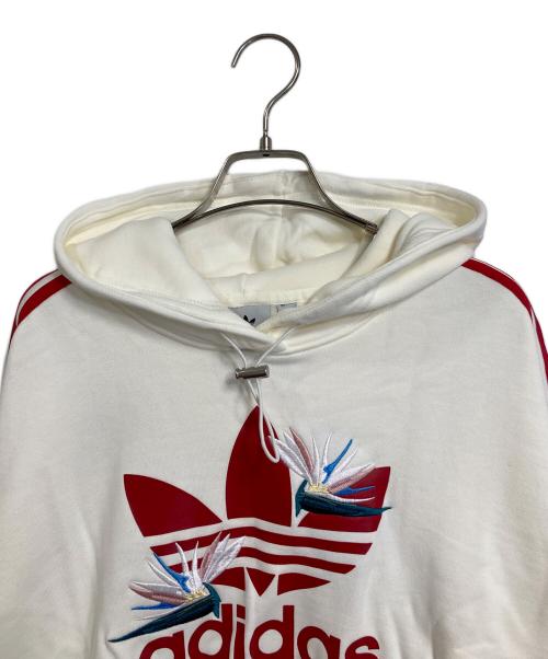 adidas（アディダス）adidas (アディダス) プルオーバーパーカー クロップド丈 プリント 刺繍　 Thebe Magugu Hoodie レッド×ホワイト サイズ:3XL 未使用品の古着・服飾アイテム
