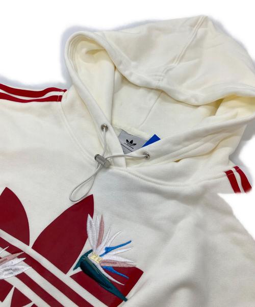 adidas（アディダス）adidas (アディダス) プルオーバーパーカー クロップド丈 プリント 刺繍　 Thebe Magugu Hoodie レッド×ホワイト サイズ:3XL 未使用品の古着・服飾アイテム