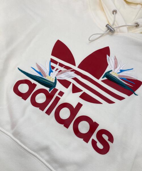 adidas（アディダス）adidas (アディダス) プルオーバーパーカー クロップド丈 プリント 刺繍　 Thebe Magugu Hoodie レッド×ホワイト サイズ:3XL 未使用品の古着・服飾アイテム