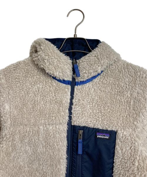 Patagonia（パタゴニア）Patagonia (パタゴニア) リバーシブル・レディ・フレディ・フーディ　中綿ジャケット　ボアジャケット アイボリー×ネイビー サイズ:キッズXXL / レディースS程の古着・服飾アイテム