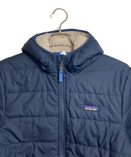 Patagonia（パタゴニア）Patagonia (パタゴニア) リバーシブル・レディ・フレディ・フーディ　中綿ジャケット　ボアジャケット アイボリー×ネイビー サイズ:キッズXXL / レディースS程の古着・服飾アイテム