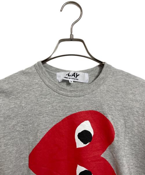 PLAY COMME des GARCONS（プレイコムデギャルソン）PLAY COMME des GARCONS (プレイコムデギャルソン) ロゴプリントTシャツ　半袖カットソー　Tシャツ　Tee  日本製 グレー サイズ:Sの古着・服飾アイテム