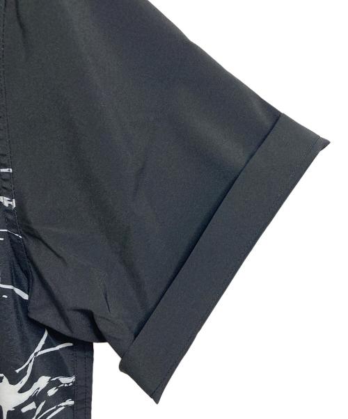 graniph（グラニフ）graniph (グラニフ) ジョジョの奇妙な冒険 (ジョジョノキミョウナボウケン) ビッグハンソデシャツ　半袖シャツ ブラック サイズ:L 未使用品の古着・服飾アイテム