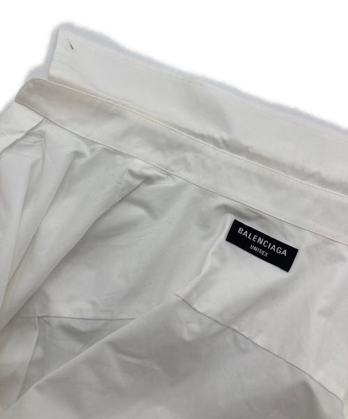 BALENCIAGA（バレンシアガ）BALENCIAGA (バレンシアガ) 襟ロゴシャツユニセックス　長袖シャツ　コットンシャツ　イタリア製　2021年モデル ホワイト サイズ:37の古着・服飾アイテム