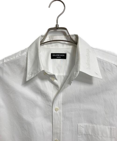 BALENCIAGA（バレンシアガ）BALENCIAGA (バレンシアガ) 襟ロゴシャツユニセックス　長袖シャツ　コットンシャツ　イタリア製　2021年モデル ホワイト サイズ:37の古着・服飾アイテム