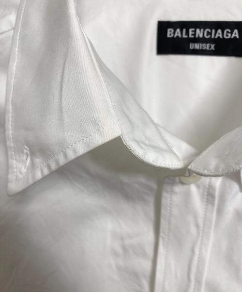 BALENCIAGA（バレンシアガ）BALENCIAGA (バレンシアガ) 襟ロゴシャツユニセックス　長袖シャツ　コットンシャツ　イタリア製　2021年モデル ホワイト サイズ:37の古着・服飾アイテム