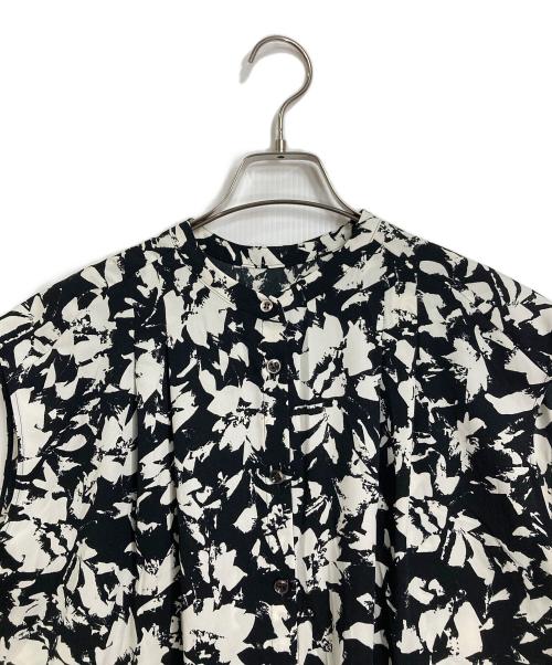 UNTITLED（アンタイトル）UNTITLED (アンタイトル) モザイクフラワー柄ブラウス　ノースリーブシャツ　日本製 ブラック×ホワイト サイズ:2の古着・服飾アイテム